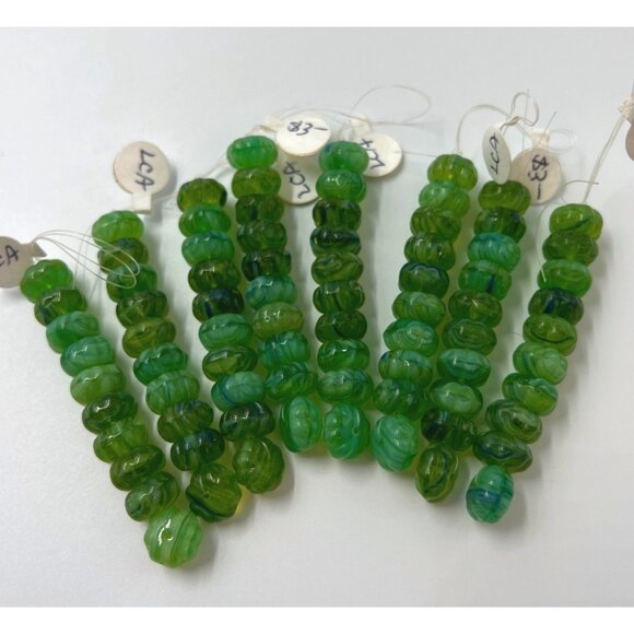 Puffy Flower Bead 10 Per Strand Variegated Apple Green Jewelry - Picture 5 of 6